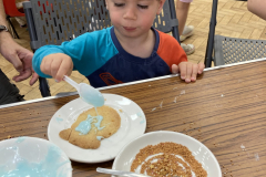 03-Decorating-a-fish-biscuit-scaled